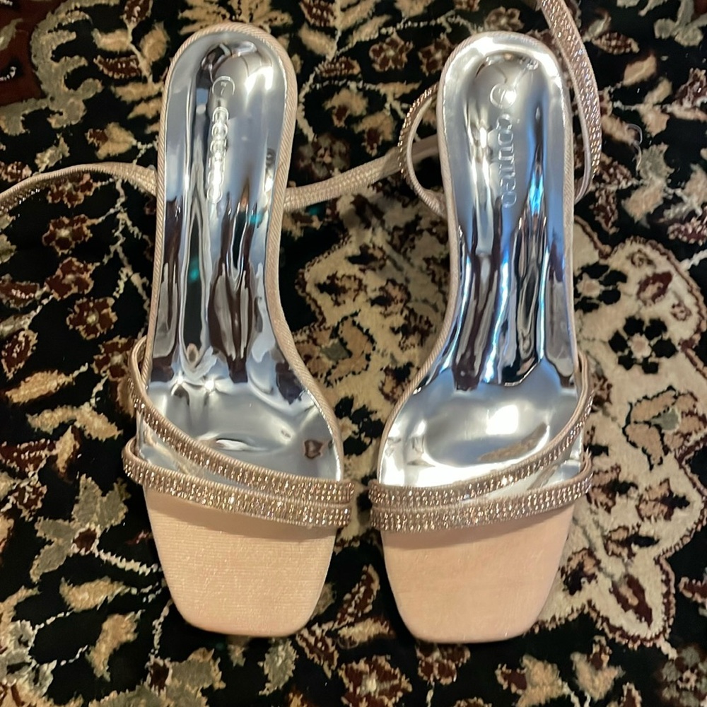 Women’s dress sandal with kitten heel